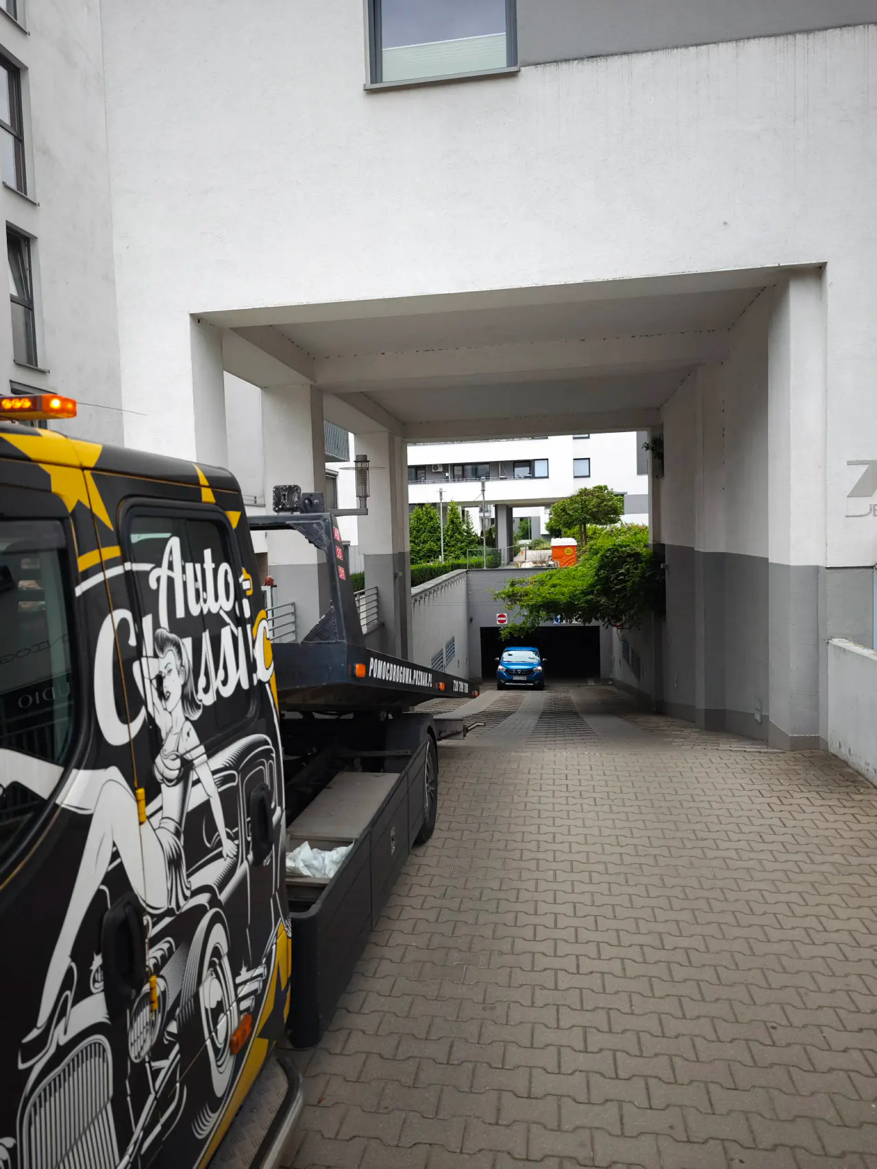 Autolaweta ustawiona przy wjeździe do parkingu podziemnego