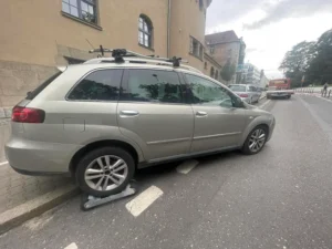 Auto z zablokowanymi kołami