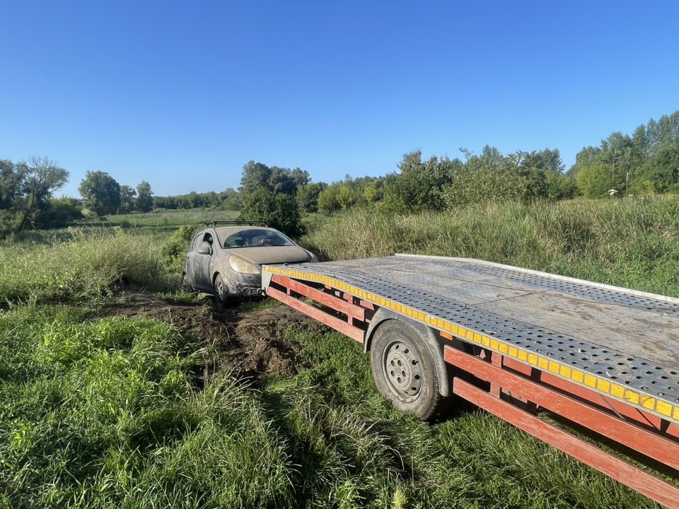 Wyciąganie samochodu z błota – ul. Naramowicka Poznań | Pomoc Drogowa MD