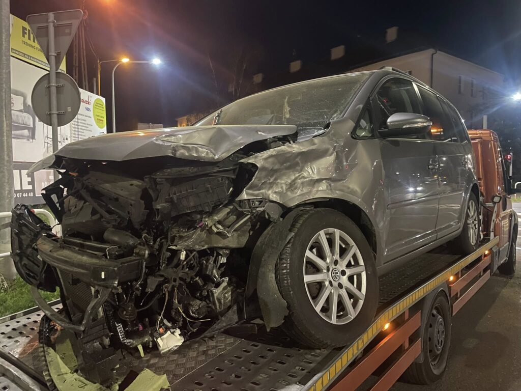 Nocna kolizja – uszkodzone auto na lawecie, ul. Warszawska Poznań | Pomoc Drogowa MD